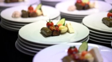 Yemek şirketi, Şef lezzetli gurme yemekleri ve kokteyl yemekleri hazırlar. Doldurulmuş yapraklar ve enginarlar..