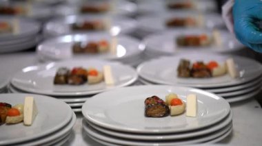 Yemek şirketi, Şef lezzetli gurme yemekleri ve kokteyl yemekleri hazırlar. Doldurulmuş yapraklar ve enginarlar..