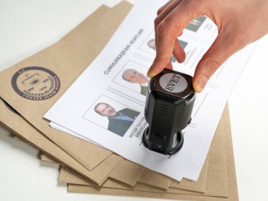 14 Mayıs 2023 Türkiye, 14 Mayıs 2023 Türkiye cumhurbaşkanlığı seçimleri. Oylama ve pul. 14 Mayis Türkiye cumhurbaskanligi secimi.