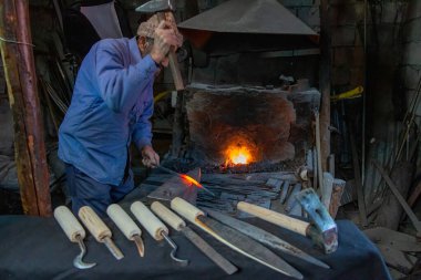 20 Nisan 2023 Türkiye, Demirci elle erimiş metali dövüyor
