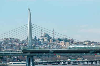 Altın Boynuz Metro Köprüsü 'nün gündüz çekimleri Süleyman Camii, İstanbul ve Türkiye' de kesişiyor