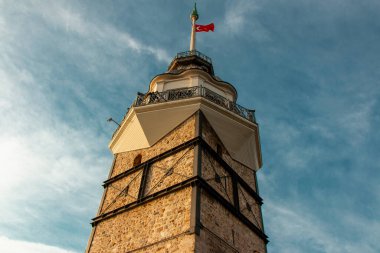 Gün batımından Bakire Kulesi 'nin yakın görüntüsü.