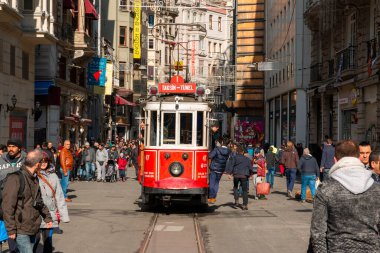 Türkiye, İstanbul, 9 Nisan 2023, eski tramvay Istiklal Caddesi boyunca Taksim Meydanı 'na doğru bir kalabalığın içinden geçiyor. İstanbul ikonu