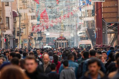 Türkiye, İstanbul, 9 Nisan 2023, eski tramvay Istiklal Caddesi boyunca Taksim Meydanı 'na doğru bir kalabalığın içinden geçiyor. İstanbul ikonu