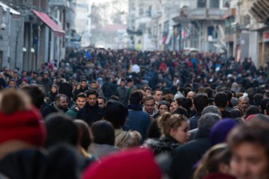 Türkiye, İstanbul, 9 Nisan 2023, eski tramvay Istiklal Caddesi boyunca Taksim Meydanı 'na doğru bir kalabalığın içinden geçiyor. İstanbul ikonu