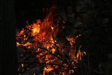 Ateş kıvılcımları siyah üzerine izole edildi