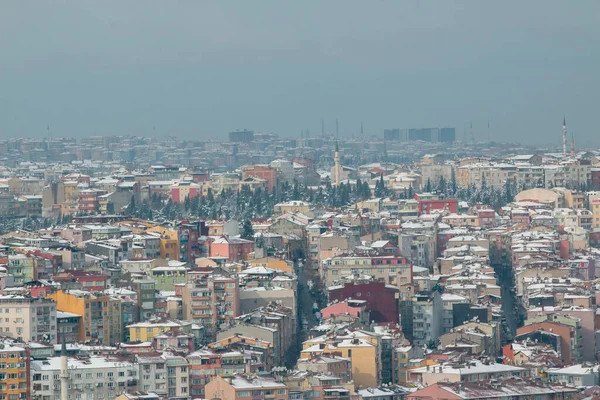 İstanbul kenti kışın karla kaplı evlerle manzaralı.