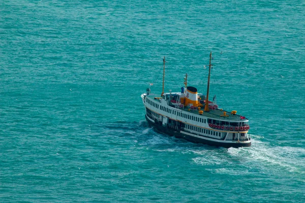 Geminin yolcu İstanbul Boğazı taşır..
