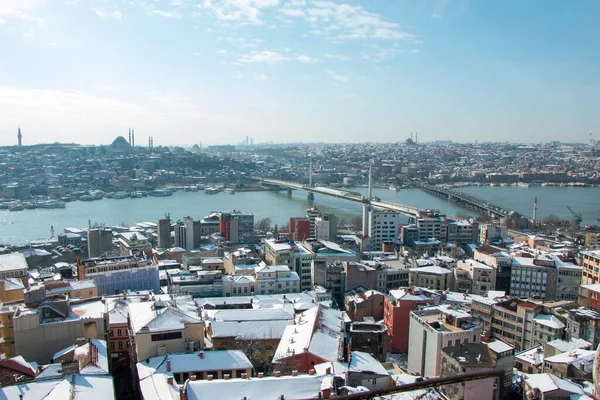 Karlı İstanbul manzaralı Golden Horn köprüsü ve Galata köprüsü.