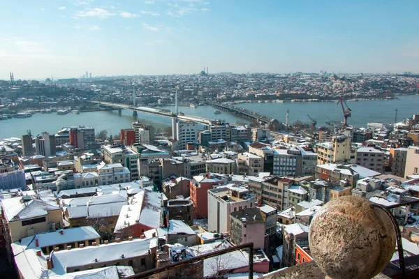 Karlı İstanbul manzaralı Golden Horn köprüsü ve Galata köprüsü.