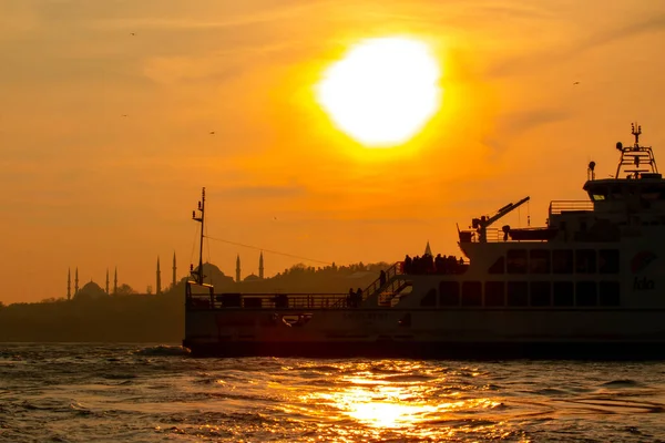 İstanbul Silueti ve gün batımı feribotta.
