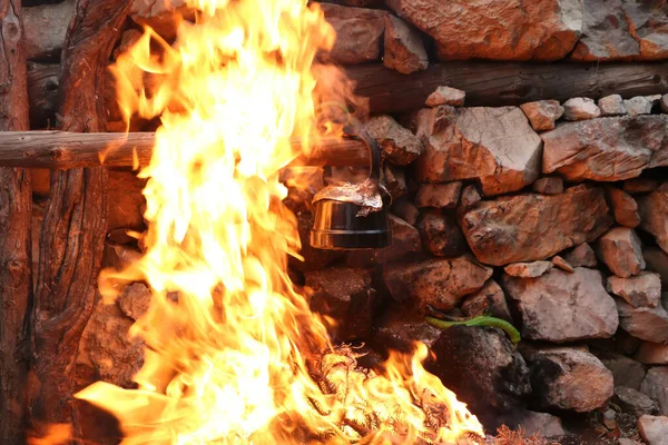 Ein Grauer Wasserkocher Kocht Lagerfeuer Flammen Umgeben Ihn — Stockfoto