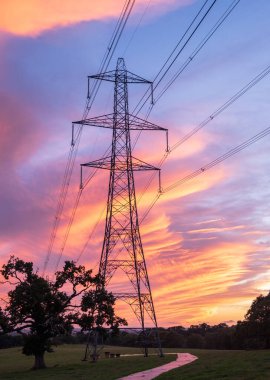 Gün batımında elektrik hatları ve kuleler. Yüksek kalite fotoğraf