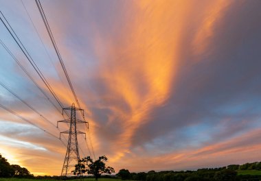 Gün batımında elektrik hatları ve kuleler. Yüksek kalite fotoğraf