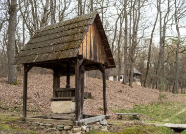 Eski bir çiftlikte eski bir şarap makinesi.