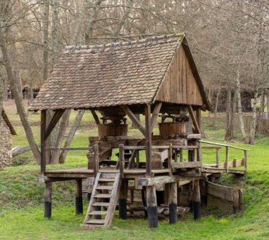 Eski bir çiftlikte eski bir şarap makinesi.