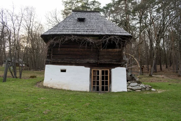 Παλιό Ξύλινο Σπίτι Στο Ευρωπαϊκό Χωριό Την Άνοιξη — Φωτογραφία Αρχείου