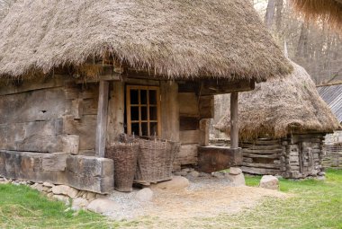 Baharda Avrupa köyünde eski ahşap bir ev.