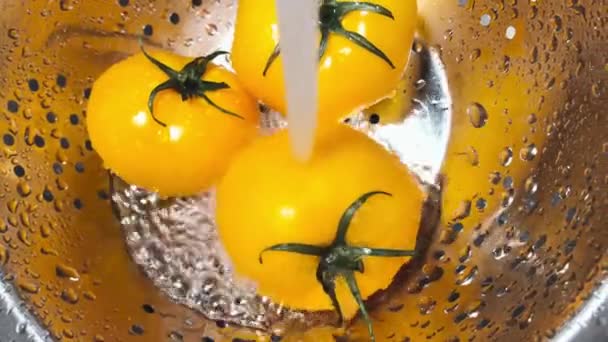 Gele Tomaten Aanspoelen Gele Verse Tomaten Bedekt Met Druppels — Stockvideo
