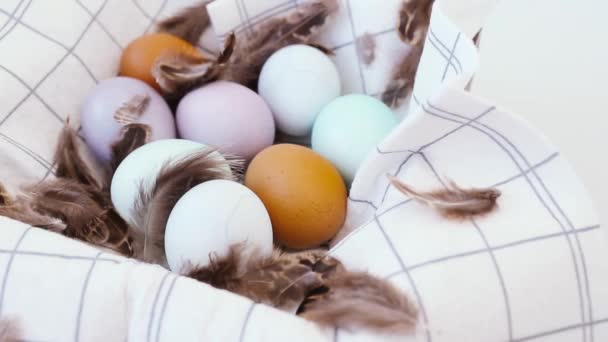 Easter Eggs Wooden Box Stylish Napkin Brown Feathers Purple Turquoise — Vídeos de Stock