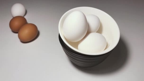 White Chicken Eggs White Stylish Ceramic Bowl Minimalist Design Chicken — Vídeo de Stock