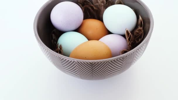 Huevos Pascua Pintados Tazón Cerámica Huevos Pollo Púrpura Turquesa Marrón — Vídeos de Stock