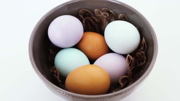 Μωβ Τυρκουάζ Και Καφέ Αυγά Κοτόπουλου Βαμμένα Πασχαλινά Αυγά Κεραμικό — Αρχείο Βίντεο