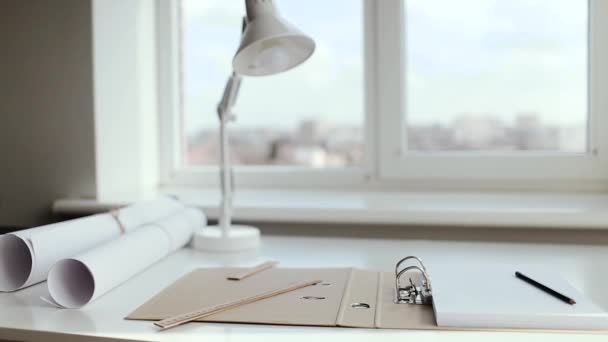 建筑师的白桌子上放着一本A4纸 铅笔和尺子的相册 — 图库视频影像
