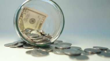 50 dolarlık banknot şeffaf cam bir kavanozda. Bozuk para ve kağıt para. Para ve para kutusu konsepti. Gümüş renkli sikkeler.