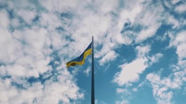 Ukrayna sarısı mavi ulusal bayrağı. Ukrayna 'nın sarı-mavi bayrağı sonbahar rüzgarında sabah dalgalanır. Ukrayna bayrağı. Ukrayna 'nın sembolleri.