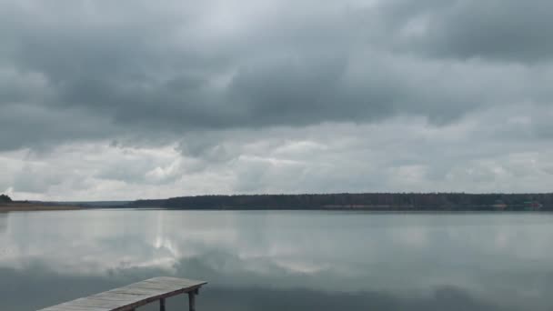 Spacerując Drewnianym Molo Pływania Spektakularne Szare Dramatyczne Wiosenne Chmury Nad — Wideo stockowe