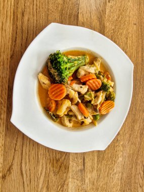 Sebzeli brokoli havuçlu Tayland köri tavuğu. Yüksek kalite fotoğraf