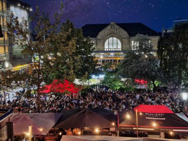 Bielefeld Festivali açılış partisi merdiven dansı. Yüksek kalite fotoğraf