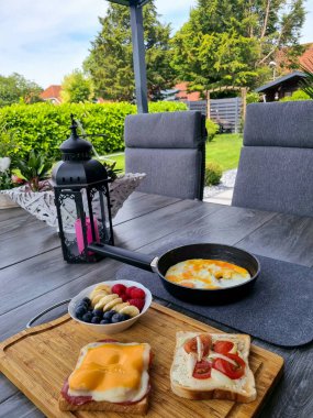 Kazananlar ve Sporcular İçin Sağlıklı Kahvaltı - Muzlu Muzlu Ahudududulu Tost. Yüksek kalite fotoğraf