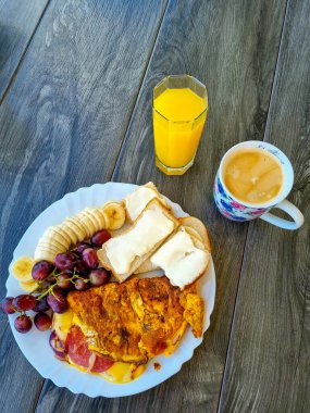 Kazananlar ve sporcular için sağlıklı bir kahvaltı Omlet Tost Üzümleri Portakal Suyu. Yüksek kalite fotoğraf