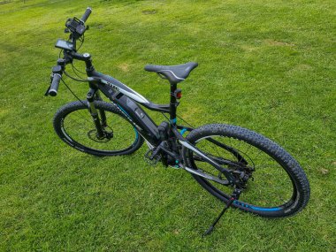 Çayırda bataryası olan Haibike dağ bisikleti. Yüksek kalite fotoğraf