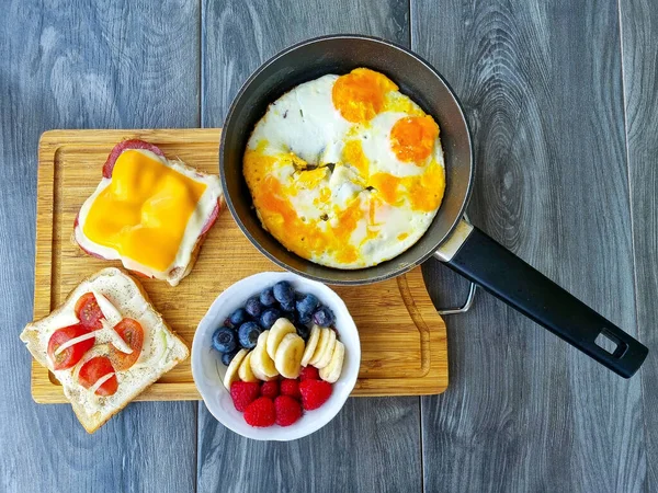 Zdravé Snídaně Pro Vítěze Sportovce Vejce Banán Malina Borůvkový Toust — Stock fotografie