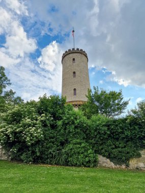 Sparrenburg Bielefeld 'in gökyüzü bulutlu, güzel bir gökyüzü altında kulesi ve duvarları var. Yüksek kalite fotoğraf