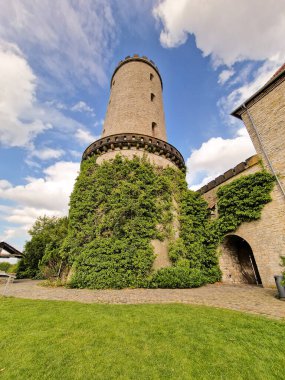 Ortaçağ çeşmeli Sparrenburg Bielefeld Kulesi. Yüksek kalite fotoğraf