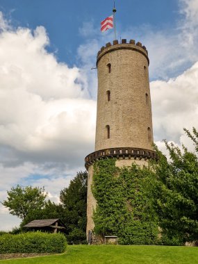 Sparrenburg Bielefeld Kulesi 'nde hava güzel ve bulutlu. Yüksek kalite fotoğraf