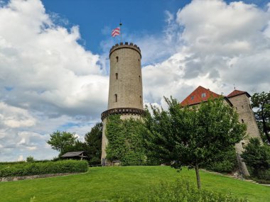 Sparrenburg Bielefeld Kulesi 'nde hava güzel ve bulutlu. Yüksek kalite fotoğraf