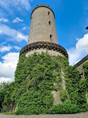 Sparrenburg Bielefeld Kulesi 'nde hava güzel ve bulutlu. Yüksek kalite fotoğraf