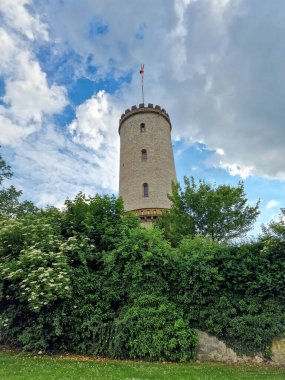 Sparrenburg Bielefeld Kulesi 'nde hava güzel ve bulutlu. Yüksek kalite fotoğraf