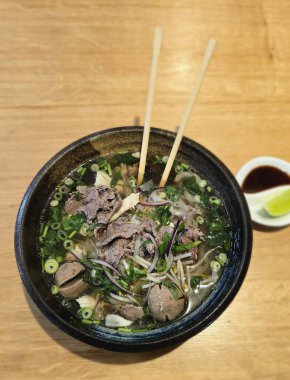 Pho Biftek, Tavuklu Biftek Köfte Köfte Geleneksel Vietnam eriştesi çorbası. Çubuklu şifalı otlar. Yüksek kalite fotoğraf