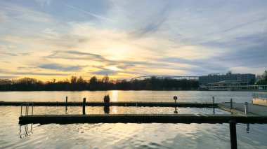 Maschsee Hanover iskelede stadyum, Arena, Sportpark ve Hotel Hannover ile güzel bir gün batımı geçirdi. Yüksek kalite fotoğraf