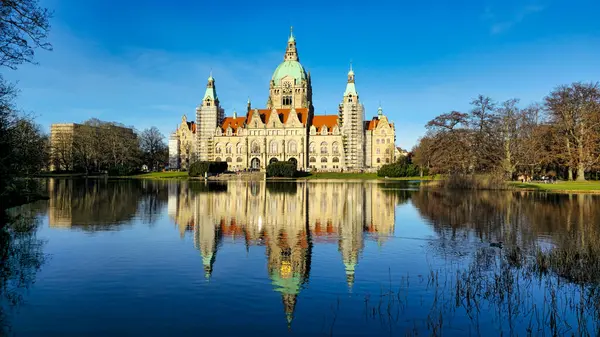 Hanover Maschpark yeni belediye binası göl suyunda güzel bir ağaç yansıması var. Yüksek kalite fotoğraf