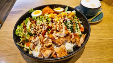 Büyük bir suşi kasesi, salata karışımı, avokado, fıstık, yosun salatası, kızarmış soğan, susam, lav proteini, mısır ve edamame. Yüksek kalite fotoğraf