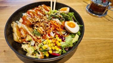 Büyük bir suşi kasesi, salata karışımı, avokado, fıstık, yosun salatası, kızarmış soğan, susam, lav proteini, mısır ve edamame. Yüksek kalite fotoğraf