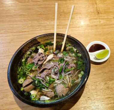 Pho Biftek, Tavuklu Biftek Köfte Köfte Geleneksel Vietnam eriştesi çorbası. Çubuklu şifalı otlar. Yüksek kalite fotoğraf