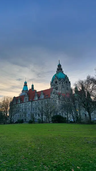 Hanover Maschpark 'ın yeni belediye binası gün batımında. Yüksek kalite fotoğraf